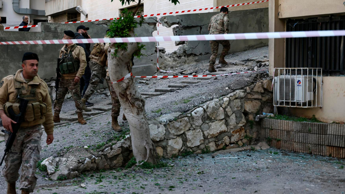 Soldados libaneses inspeccionan la zona de Haret Sakher, en Kesrouan, donde cayeron fragmentos de un misil interceptado el 24 de marzo.