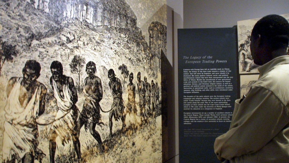 Un hombre observa imágenes relacionadas con la esclavitud en el Castillo de Cape Coast, en Ghana, el 16 de agosto de 2001.