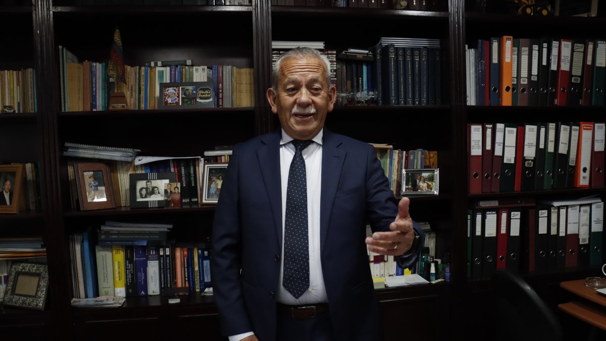 Carlos Aguinaga fue presidente del extinto Tribunal Supremo Electoral (TSE). Es licenciado en Ciencias Jurídicas y doctor en Jurisprudencia.