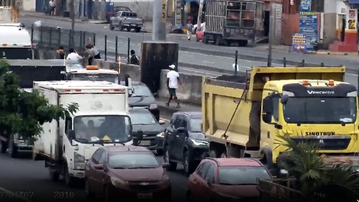 Las cámaras de seguridad captaron situaciones la vía Perimetral