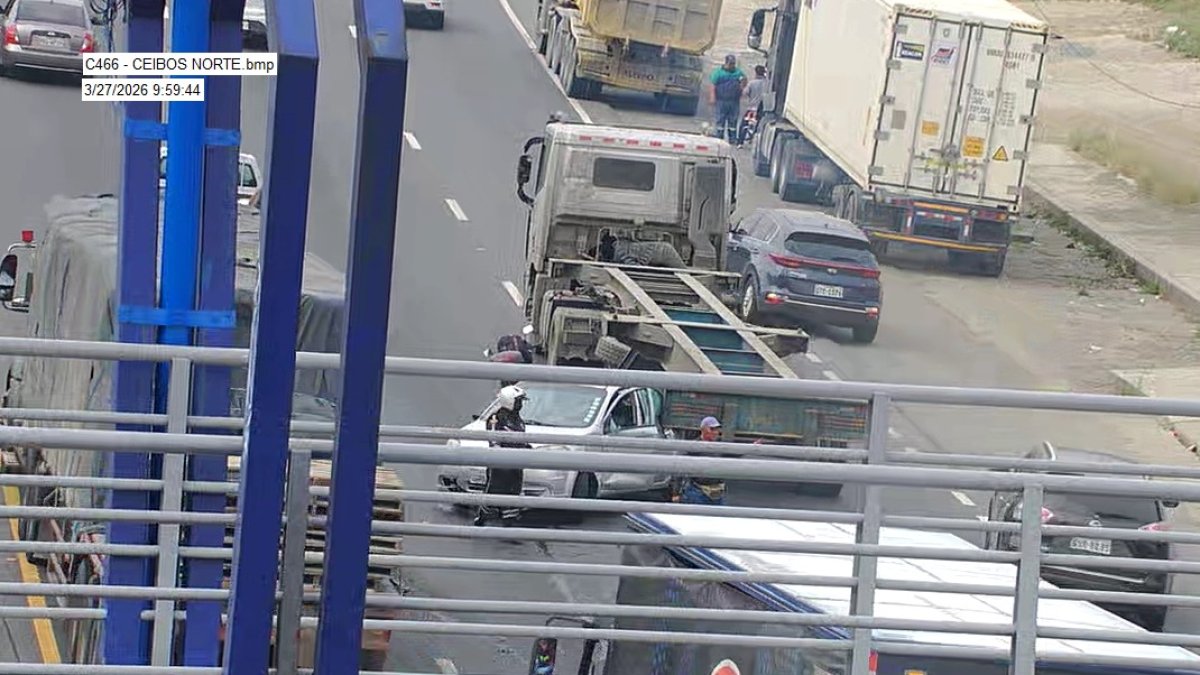 Uno de los siniestros de tránsito en la vía Perimetral involucró a un vehículo pesado.