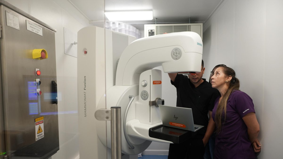 Integrantes de servicios médicos hacen pruebas con un equipo de imágenes diagnósticas dentro del buque hospital Benkos Biohó,en Buenaventura (Colombia).