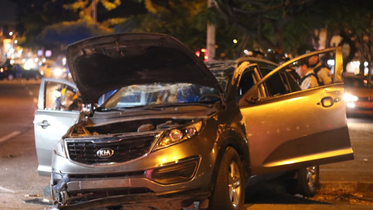 Auto involucrado en la persecución se estrelló contra un vehículo estacionado y volcó.