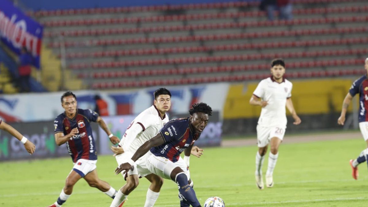 Deportivo Quito presentó su plantilla 2026 en la Noche Azulgrana en el Olímpico Atahualpa.