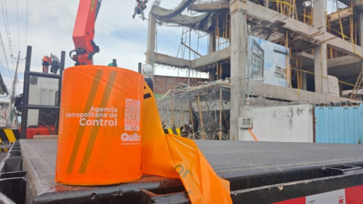 Emergencia. Según la AMC, la falta de medidas de seguridad provocó el colapso de una estructura en Tumbaco, dejando cuatro heridos.