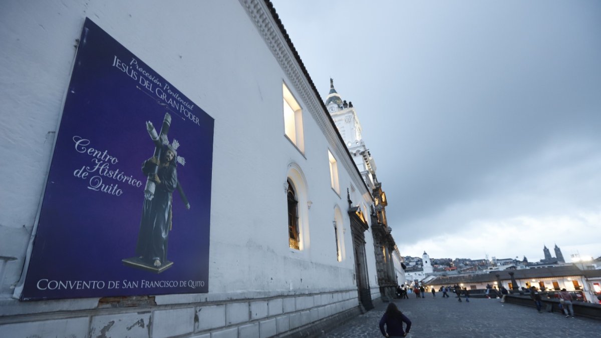 Centro. Con grandes carteles, en los exteriores de la Iglesia de San Francisco se anuncia la gran procesión.