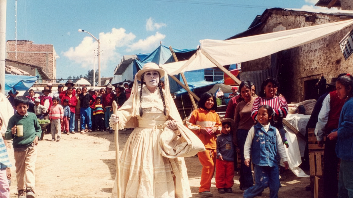 ‘Rosa Cuchillo’ (Ana Correa) lleva a buscar al espectador en su medio, los mercados de la sierra, placitas de pueblos, patios, atrios de Iglesias.
