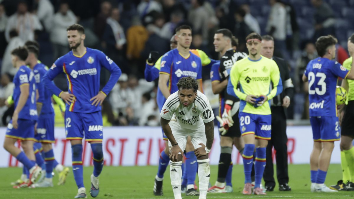 Rodrygo (c) se lesionó durante el partido del Real Madrid ante el Getafe.