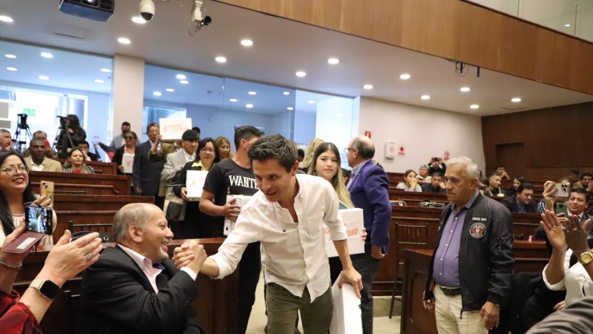 Wilson Merino entrega el Acuerdo por la Seguridad a la Asamblea Nacional, respaldado por más de 50.000 firmas ciudadanas.