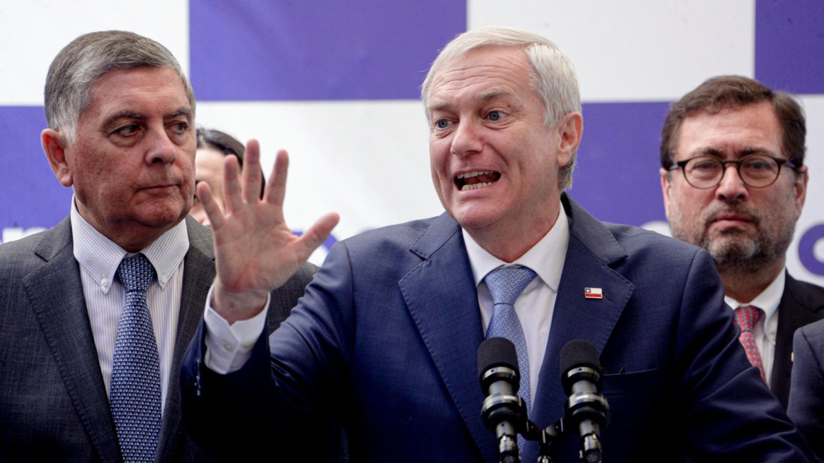 El presidente electo de Chile, José Antonio Kast (c), habla en una rueda de prensa este martes, en Santiago de Chile (Chile).