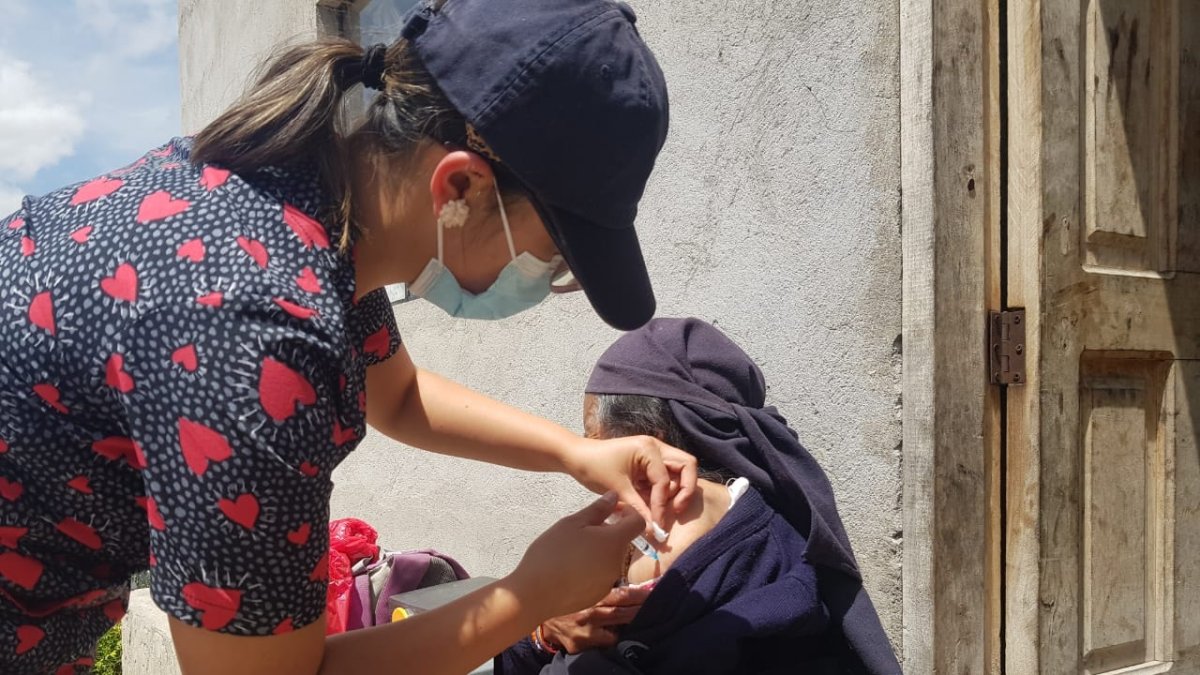 Personal sanitario aplica la vacuna contra la influenza en un centro de salud público.