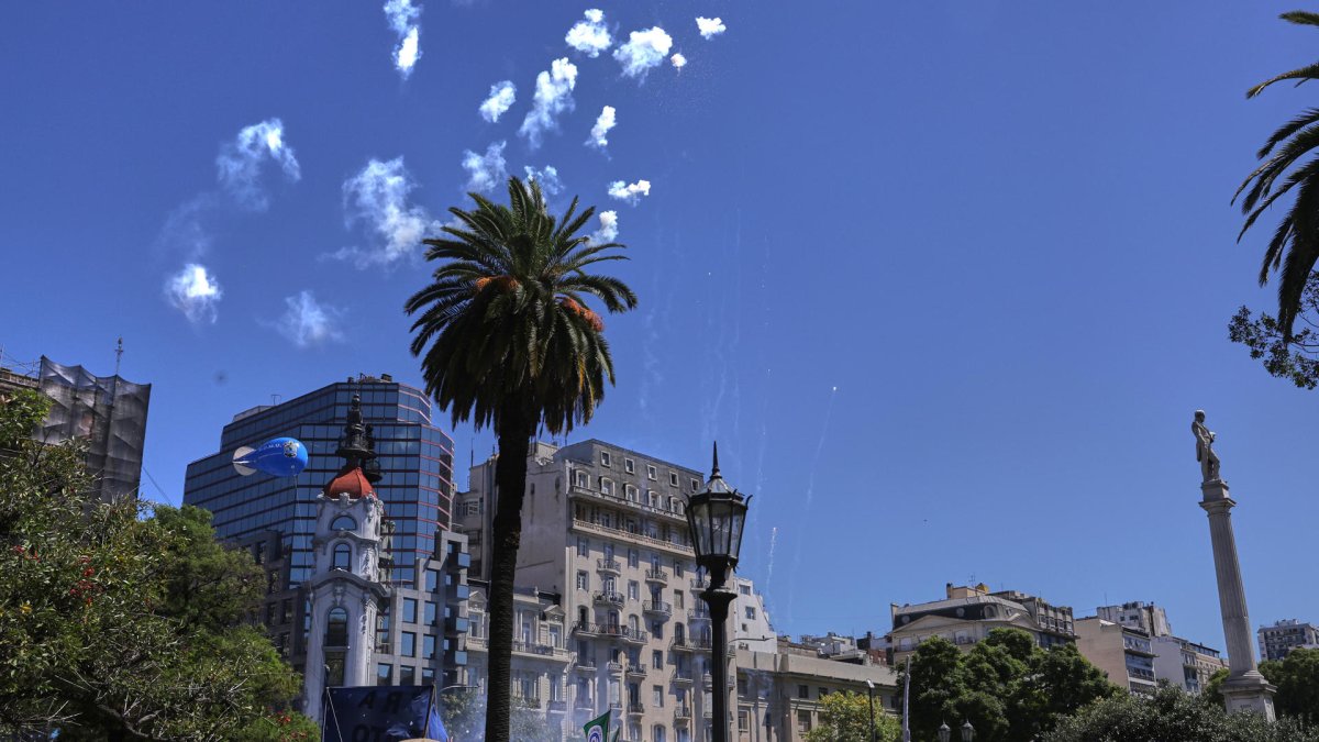 Personas participan en una manifestación este lunes 2de marzo de 2026, frente a los tribunales de la Corte Suprema en Buenos Aires (Argentina).