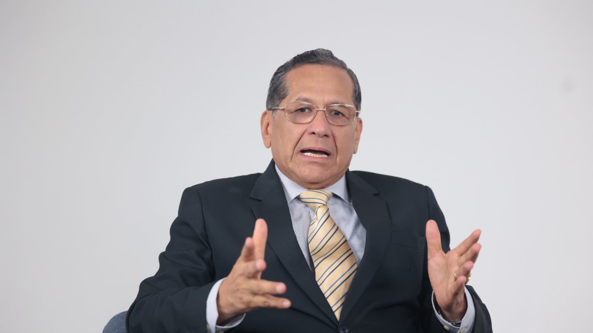 Luis Almeida fue asambleísta por Guayas y concejal de Guayaquil. Abogado especializado en Derecho Constitucional, doctor en Jurisprudencia y magíster en Comunicación y Desarrollo.