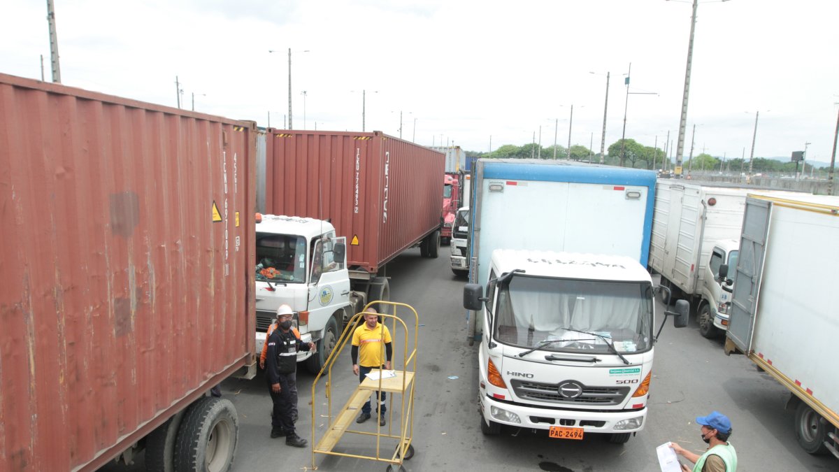 Se formó una larga fila de trailers en la avenida 25 de Julio, foto referencial.