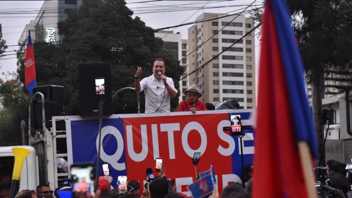 Al igual que la prefecta de Pichincha, Paola Pabón, Pabel Muñoz, habló a sus simpatizantes, después de presentar la demanda de inconstitucionalidad contra la reforma del Cootad.