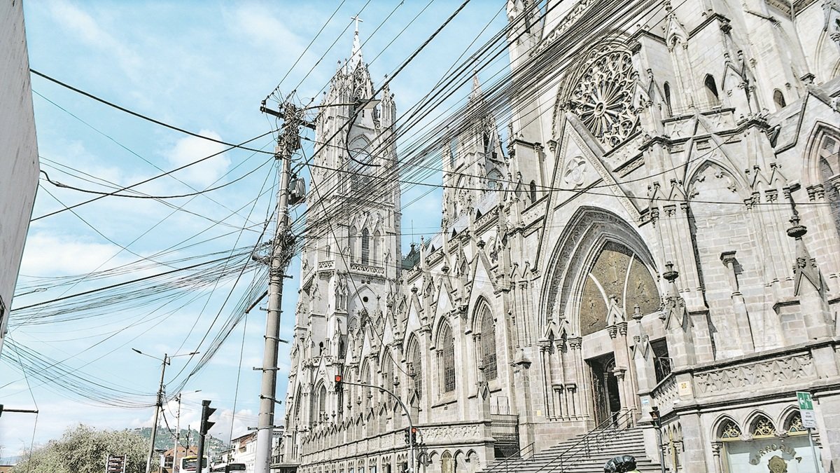 San Juan. La maraña de alambres impide apreciar a la Basílica del Voto Nacional.