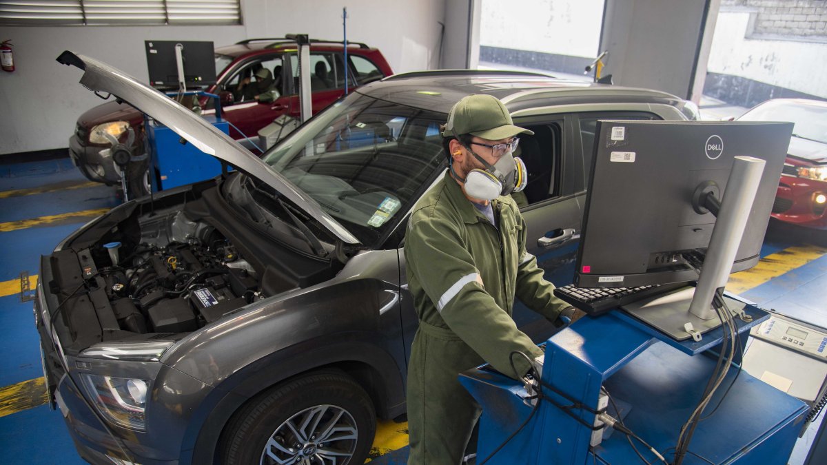La matriculación vehicular en Ecuador se realiza según el último dígito de la placa y es obligatoria cada año para poder circular legalmente.