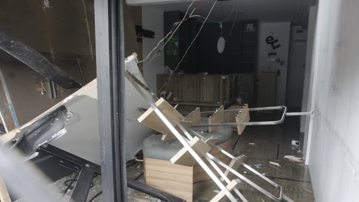 El negocio de la presentadora Conny Garcés, ubicado en la avenida Víctor Emilio Estrada, fue atacado con explosivos dos veces en menos de una semana.