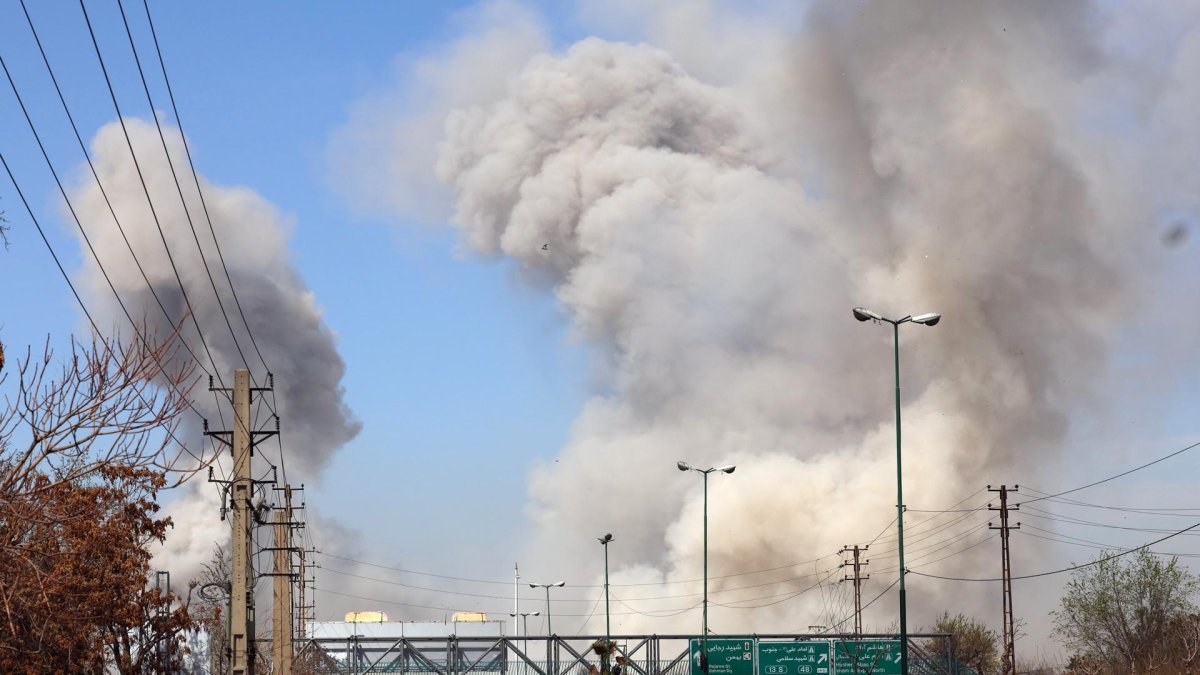 El humo se eleva tras un ataque aéreo en el centro de Teherán, Irán, este jueves 5 de marzo de 2026,