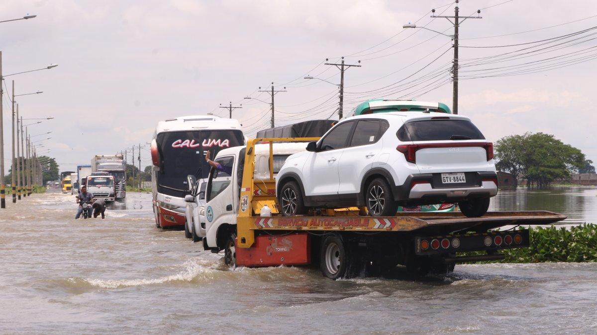 1. Problemas. Muchos vehículos quedan dañados y otros optan por pagar hasta $30 a las grúas para atravesar la zona más anegada de la carretera. Personas también guían a los carros, por $1 o $2.