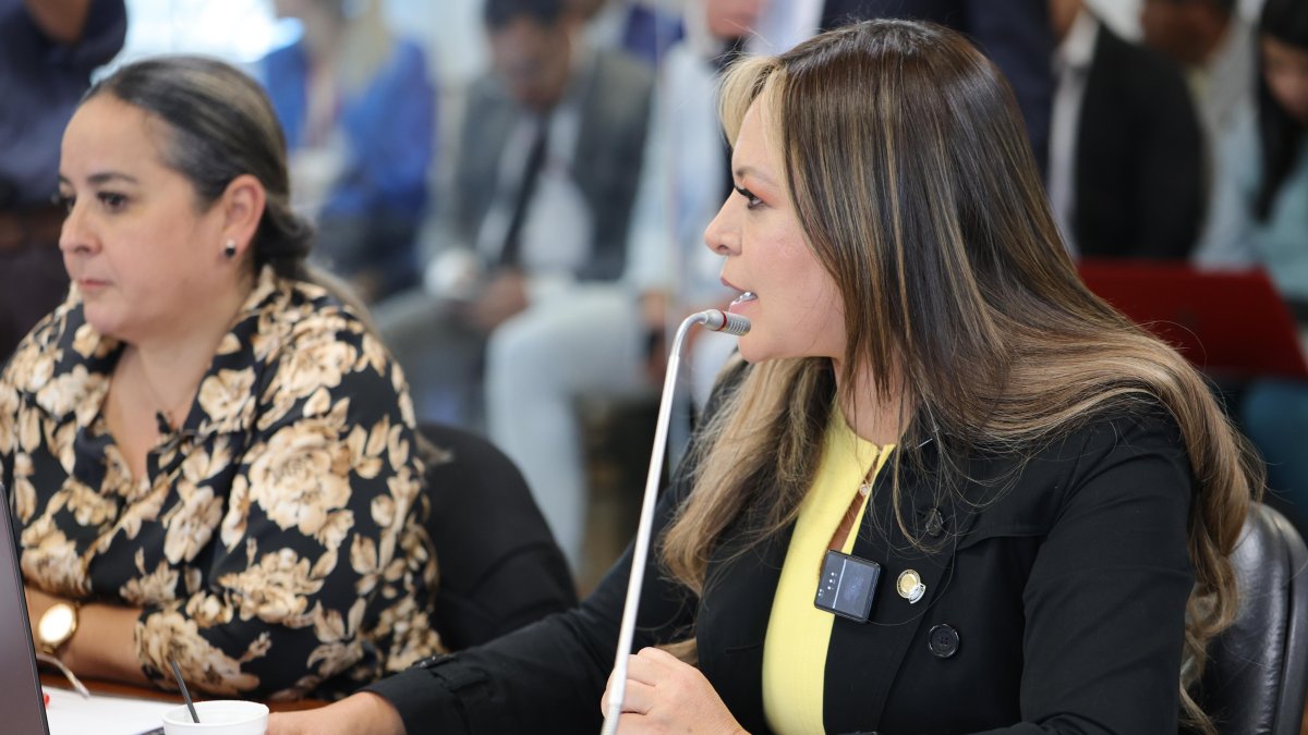 La asambleísta Ledy Zúñiga (derecha) fue anteriormente ministra de Justicia. Hoy, el concejal Chamba la denuncia por un cargo municipal.