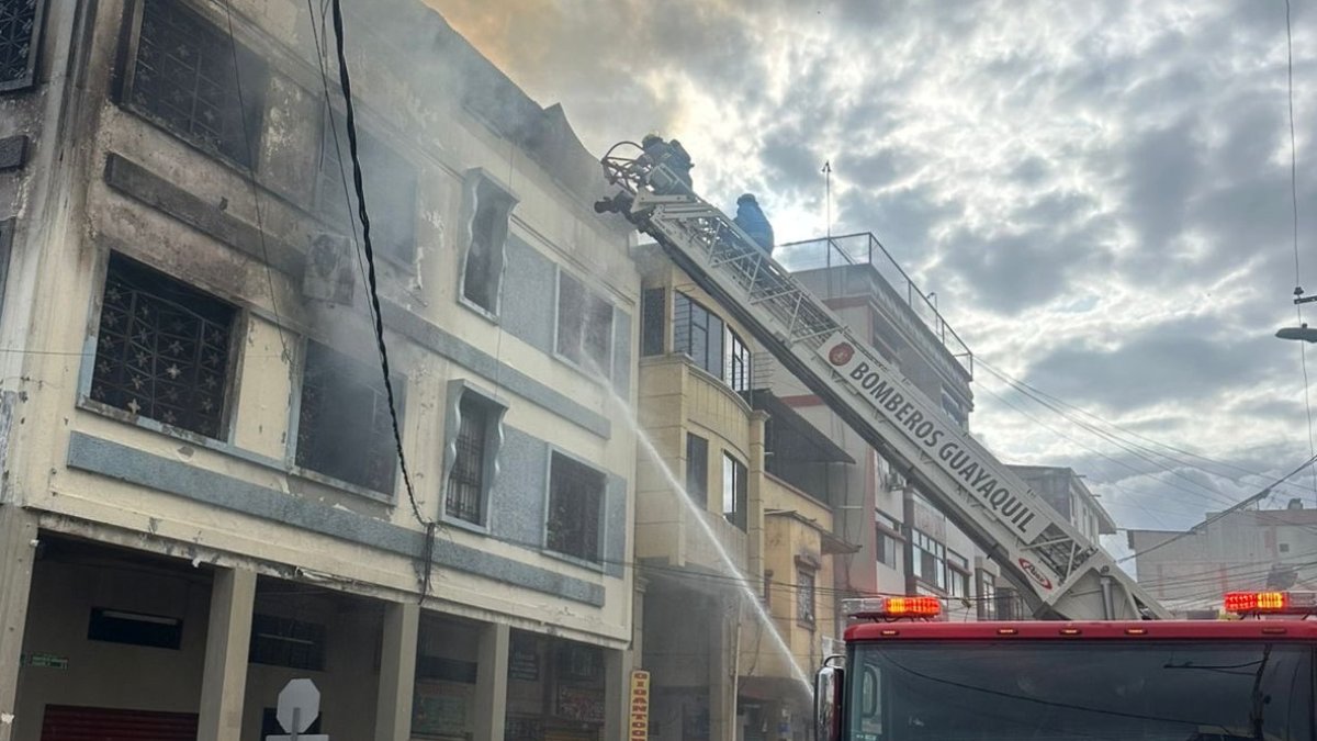 Un inmueble se incendió en las calles Rumichaca y Benalcázar, en el centro de Guayaquil, la tarde de este viernes 6 de marzo.