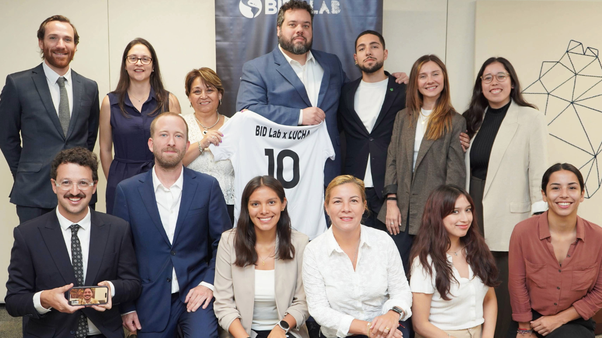 Representantes de BID Lab y LUCHA celebran su alianza en Ecuador, un modelo de inversión con propósito que busca transformar el mercado.