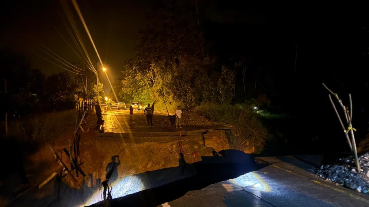 El socavón dejó bloqueado el paso entre las provincias de El Oro y Loja, en el tramo Las Lajas - Puyango.
