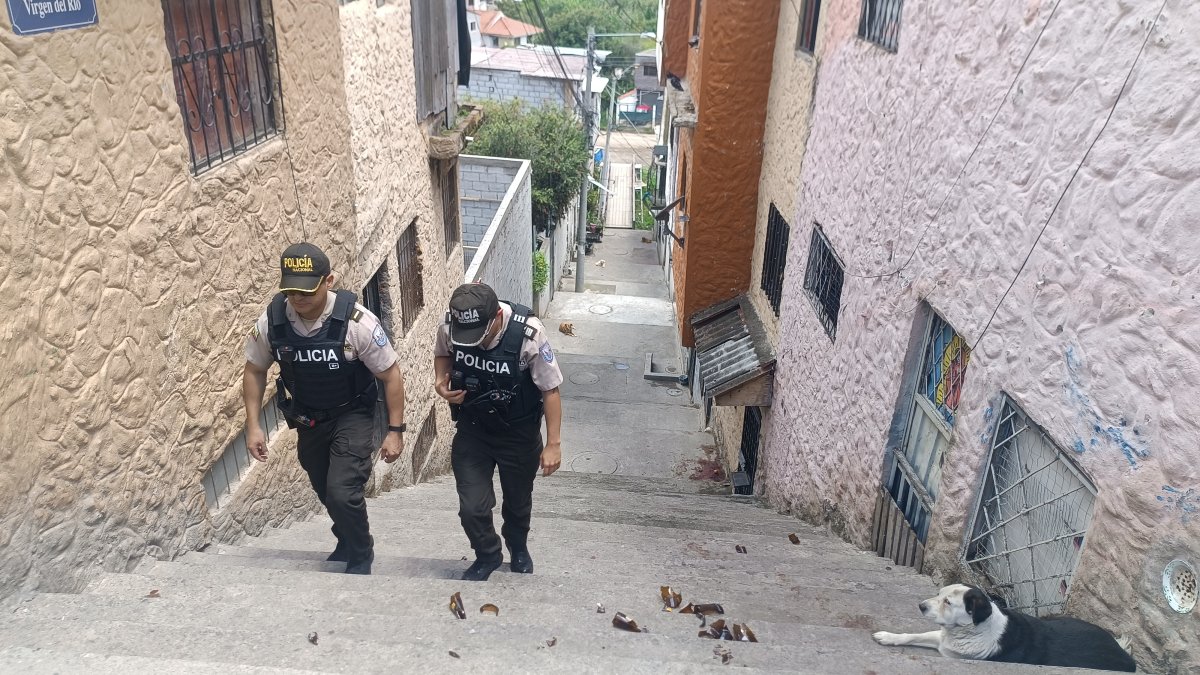 Hombres fuertemente armados atacaron a tres personas en el barrio Las Peñas, norte de Cuenca.