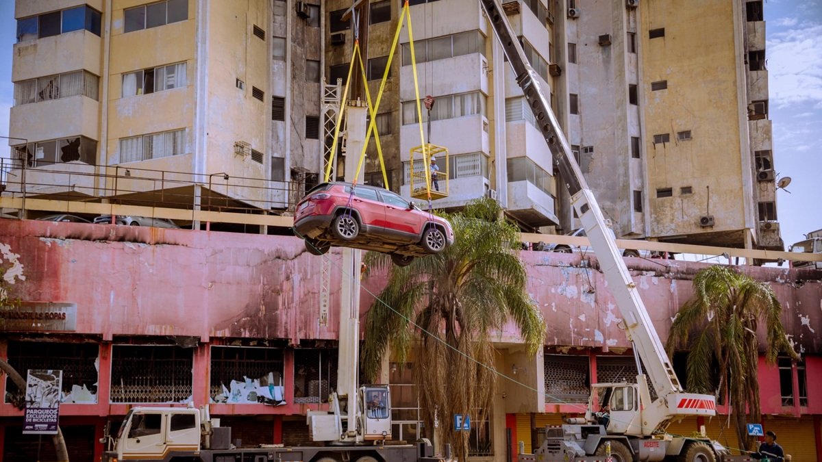 Un vehículo atrapado en el edificio Multicomercio fue retirado por grúas la mañana de este domingo 8 de marzo.