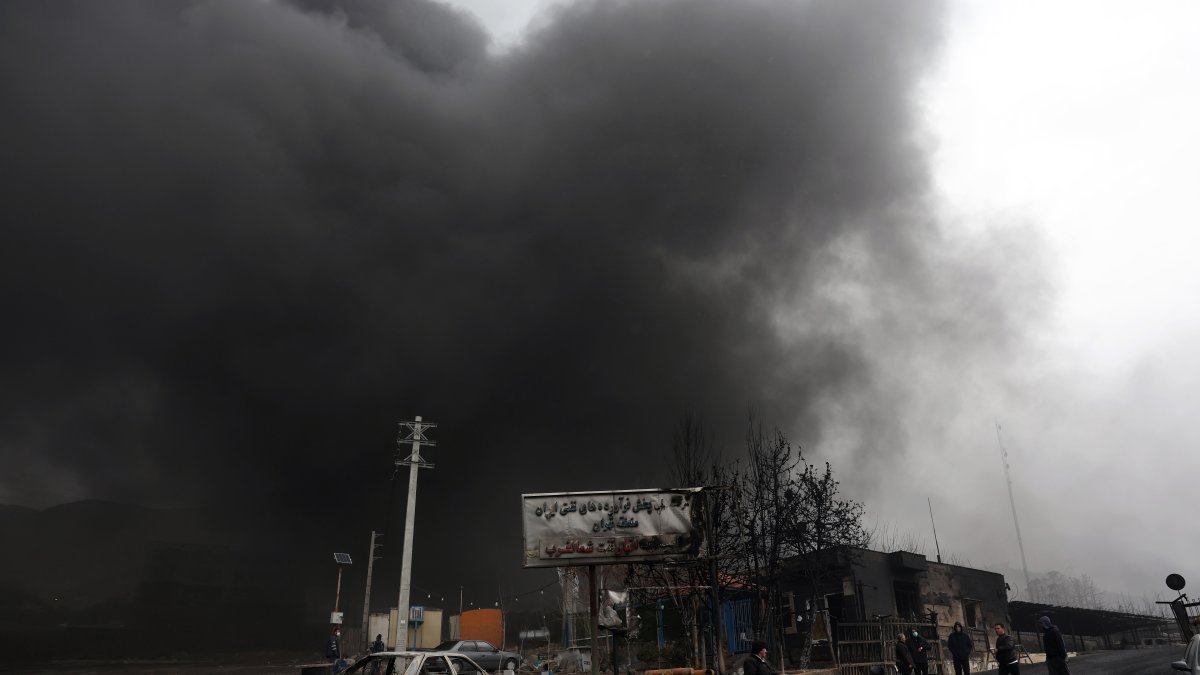 Vista de la entrada principal de la refinería de petróleo Shahran mientras aún se eleva el humo tras el ataque aéreo en Teherán, Irán.