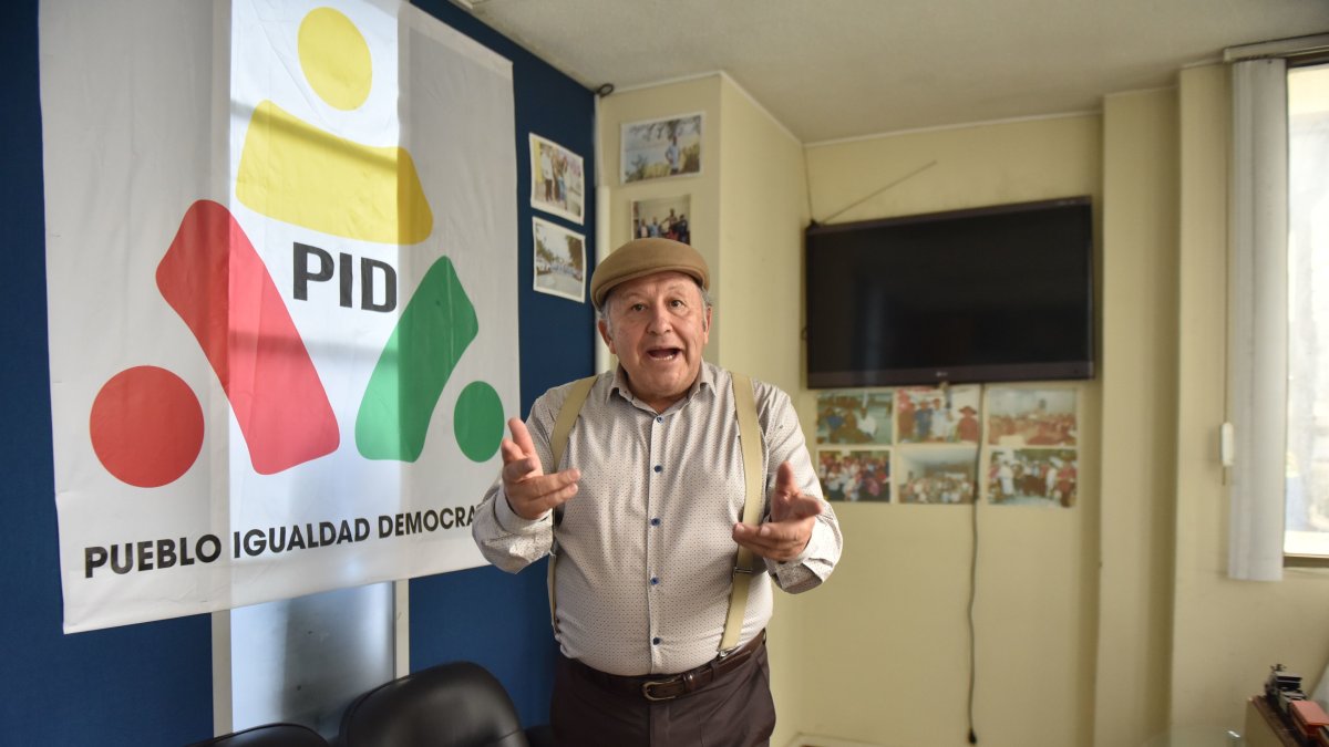 El dirigente y exasambleísta del PID, Arturo Moreno, en la sede del movimiento.