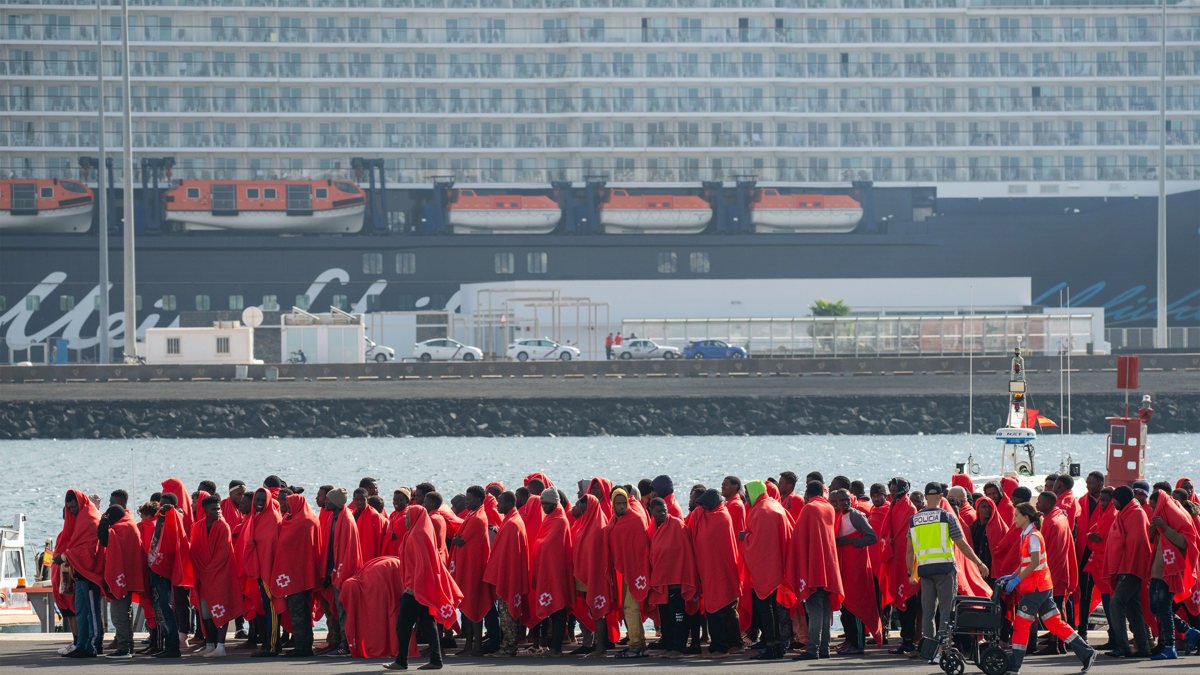 Inmigrantes subsaharianos trasladados al puerto español de Arrecife, capital de la isla atlántica de Lanzarote.
