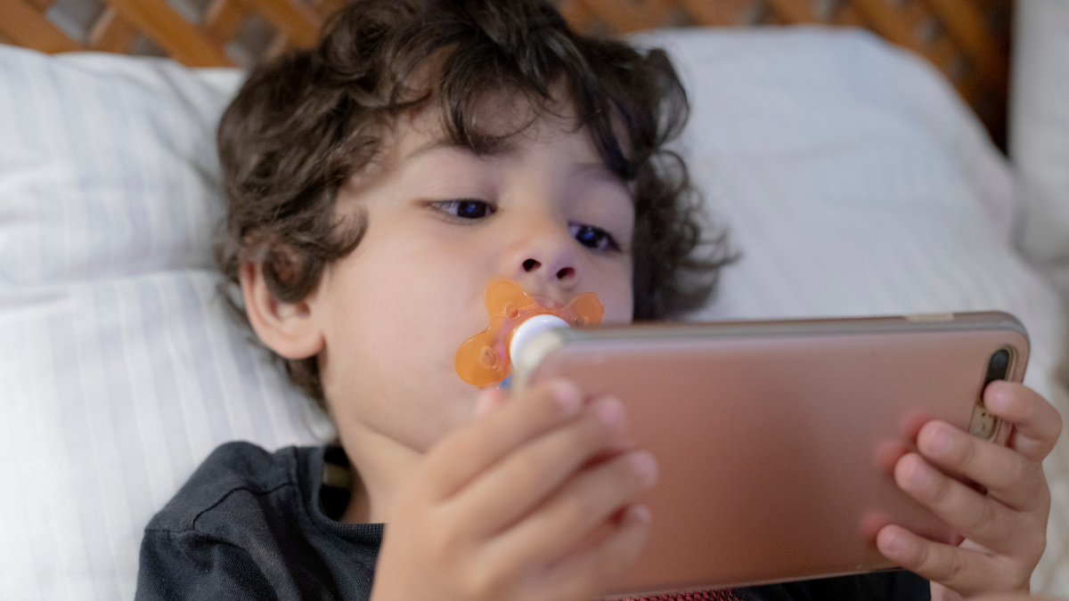 El uso excesivo de celulares y tablets puede afectar el sueño y la concentración de los niños.