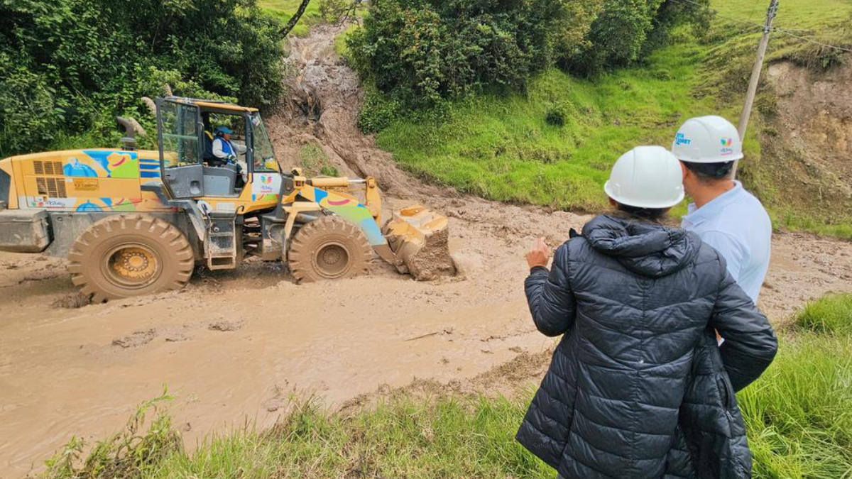 Maquinaria trabaja en la limpieza de vías afectadas por deslizamientos tras las intensas lluvias en Azuay.