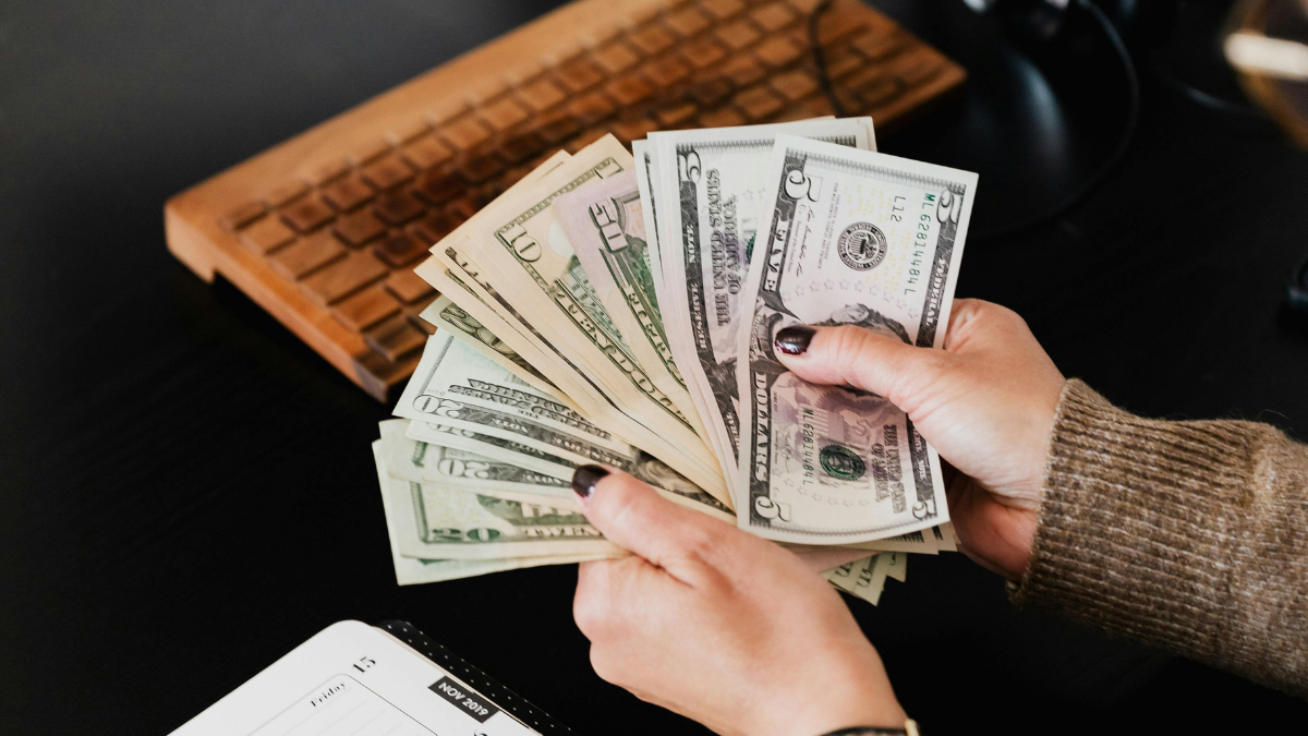 El décimo cuarto sueldo en Ecuador se paga a trabajadores bajo relación de dependencia.