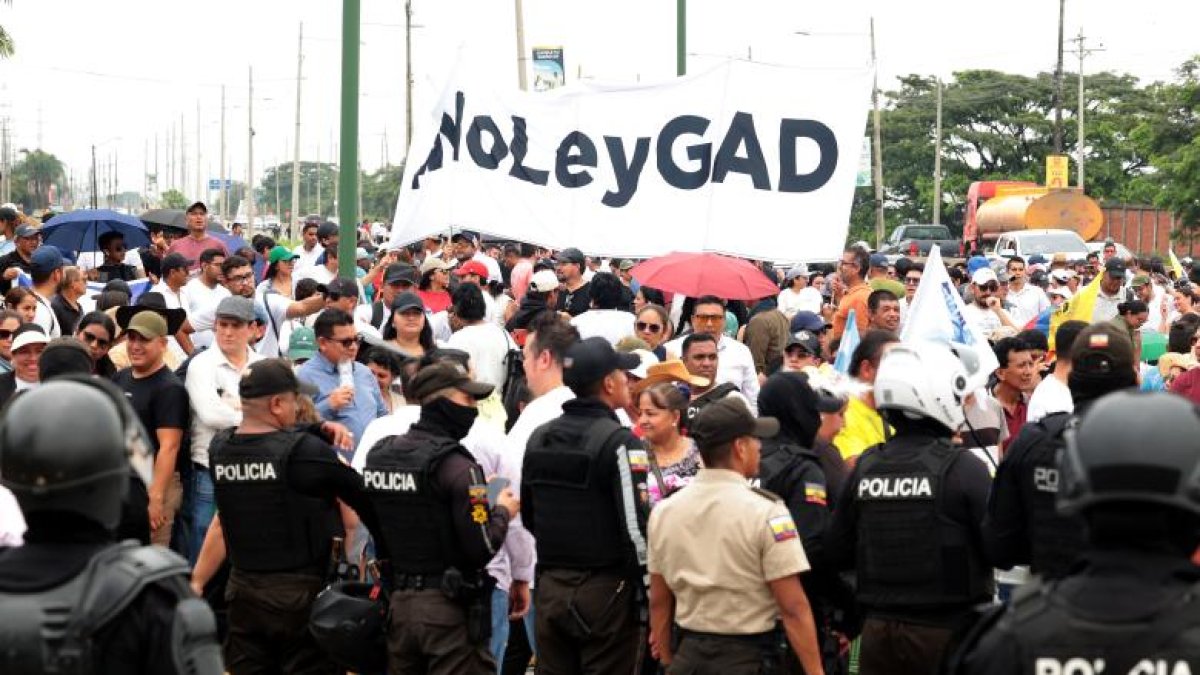 Referencia. Grupos ciudadanos protestaron solicitando el archivo de la ley económico urgente.