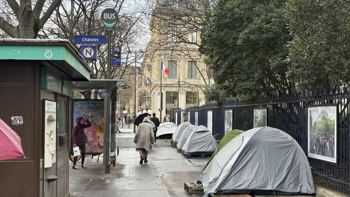 Migrantes viven en tiendas de campaña en una céntrica calle de París.