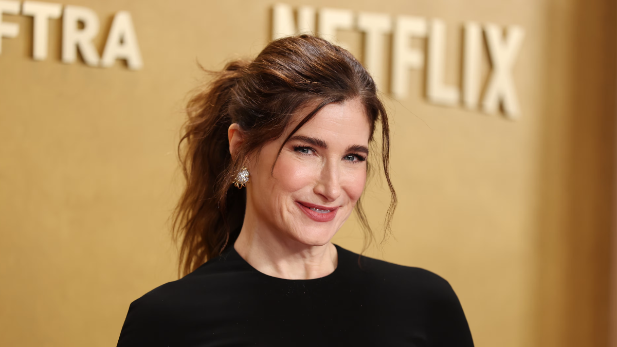 Kathryn Hahn asiste a la 32.ª edición de los Premios Anuales de Actor en el Auditorio Shrine y Expo Hall el 1 de marzo de 2026 en Los Ángeles, California.