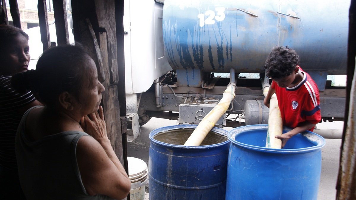 En la ciudadela Maldonado, una familia compró agua por tanquero la mañana del martes 10 de marzo de 2026.