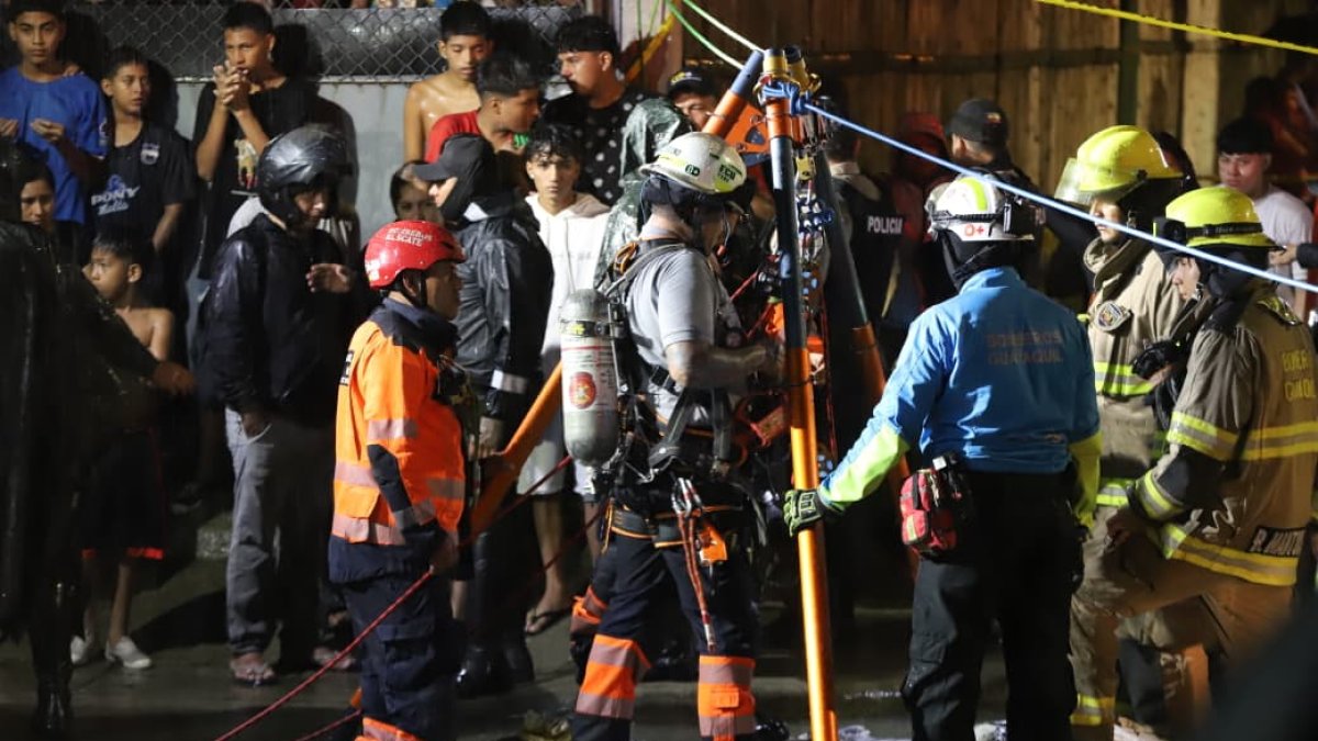 Niño cayó a una alcantarilla mientras jugaba en la lluvia.