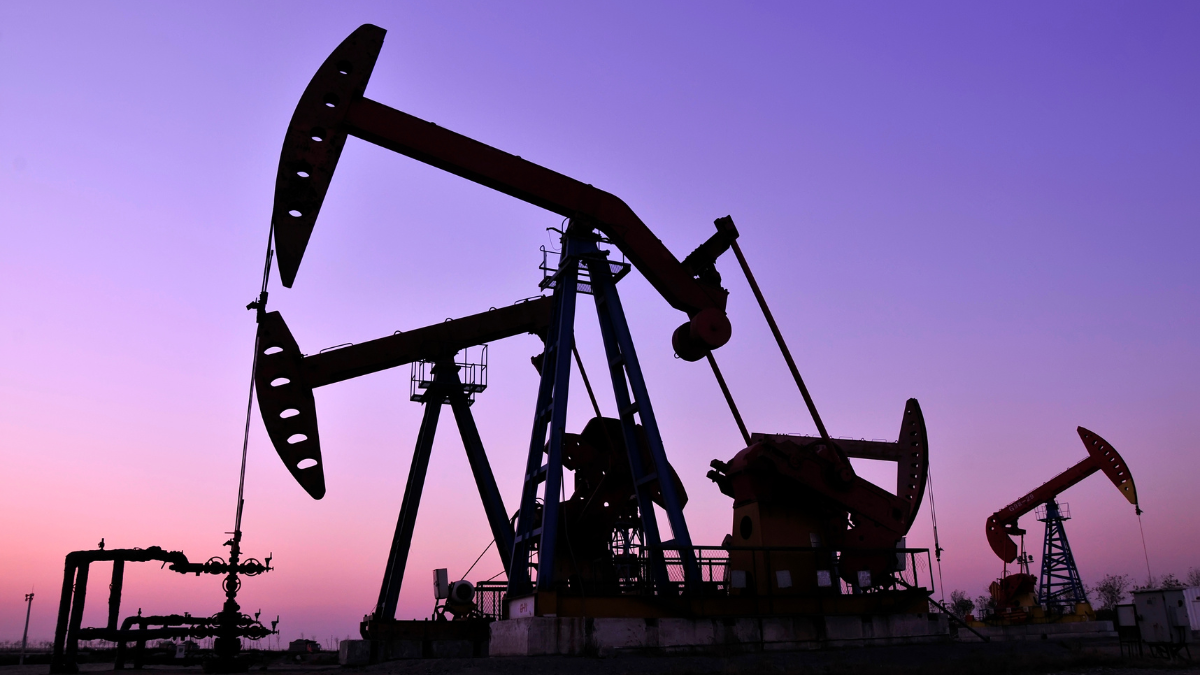 El precio del petróleo volvió a superar momentáneamente los 100 dólares por barril durante la madrugada.