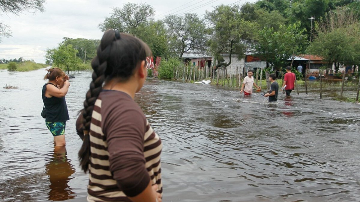 Personas durante una inundación en Agua Azul, provincia de Tucumán, Argentina, el 11 de marzo de 2026.
