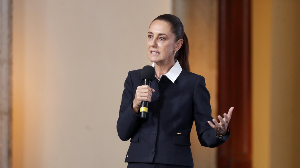 La presidenta de México, Claudia Sheinbaum, habla en una rueda de prensa este jueves en Palacio Nacional de la Ciudad de México (México).