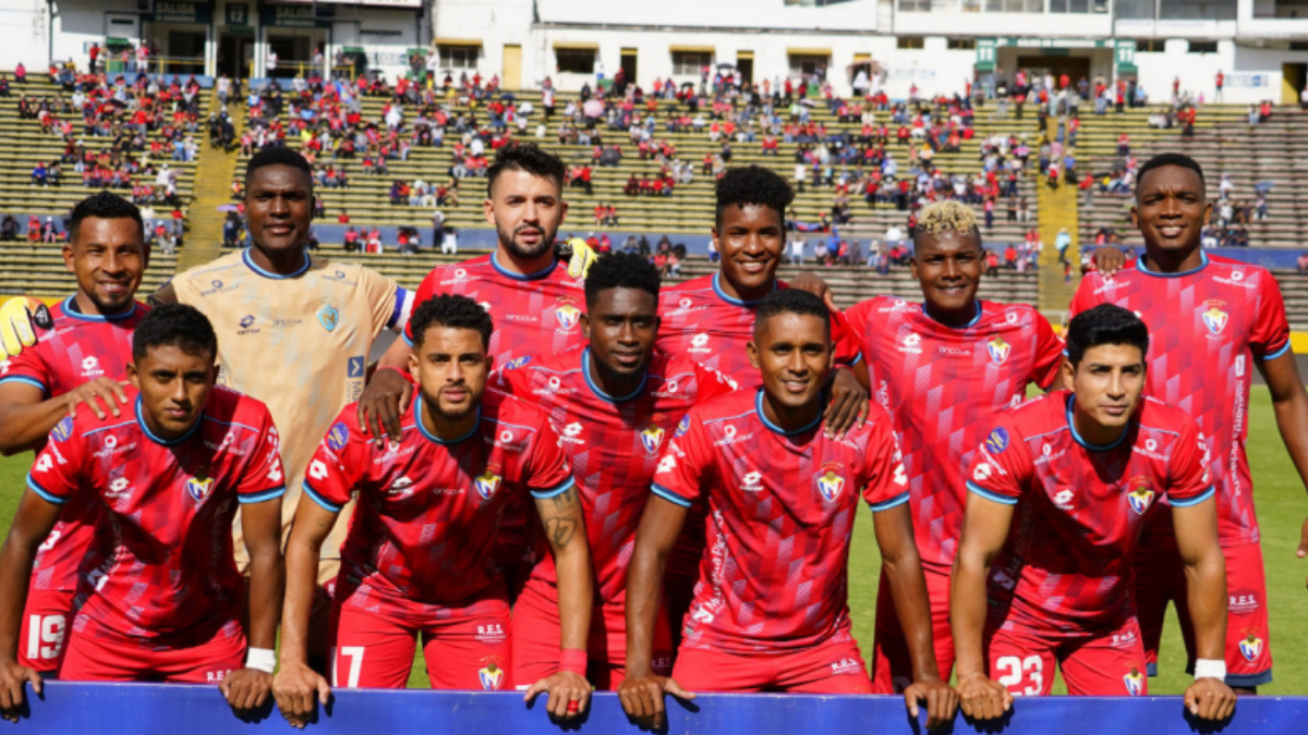 Los jugadores de El Nacional posan previo al encuentro ante Mushuc Runa en el estadio Olímpico Atahualpa, por la Fecha 14 de la LigaPro