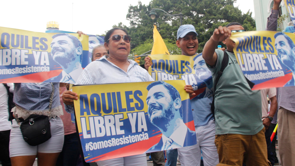 Con pancartas y consignas, ciudadanos pidieron la liberación de Aquiles Álvarez durante una protesta en Guayaquil.
