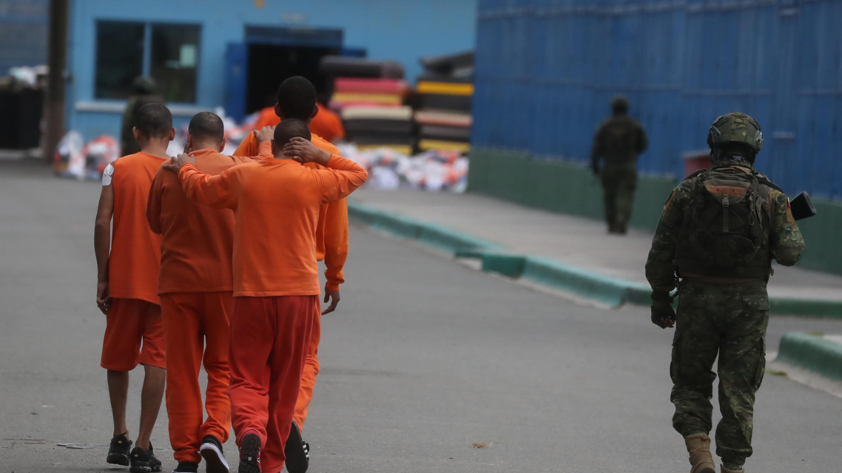 Referencial. Internos son trasladados bajo custodia militar en el marco del cierre definitivo de la cárcel de Machala, según confirmaron las autoridades.