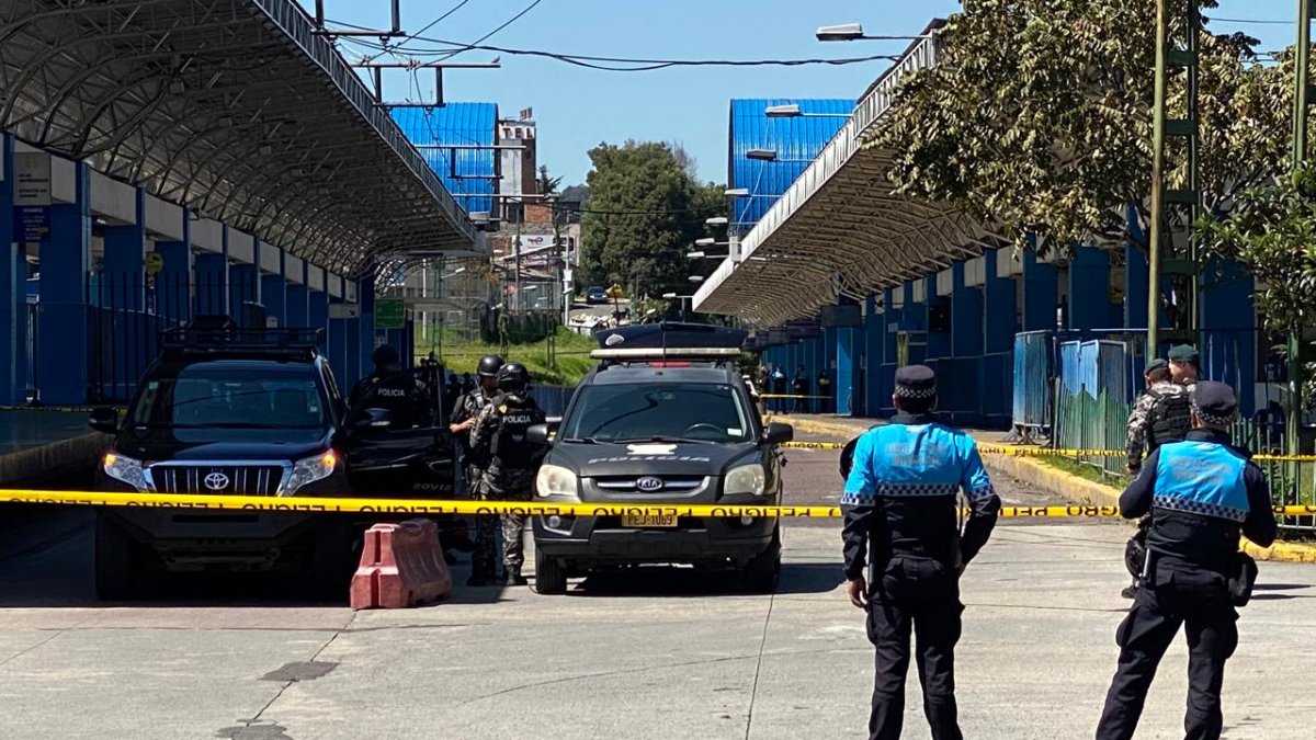 Personal policial acordonó la terminal El Recreo tras la detección de una mochila sospechosa.
