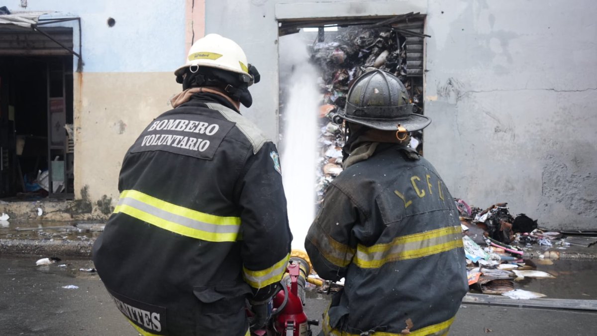 Los bomberos trabajaron por casi diez horas para apagar el incendio en una bodega de la cooperativa Gallegos Lara, en el noroeste de Guayaquil.