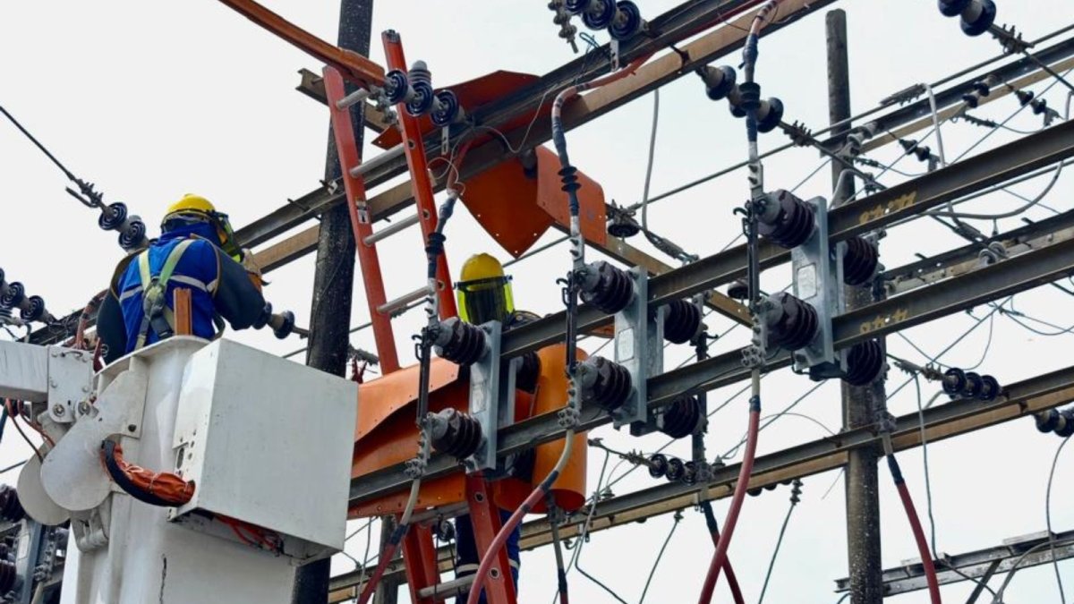 Usuarios en Ecuador reportan múltiples cortes eléctricos durante el fin de semana en distintas provincias.